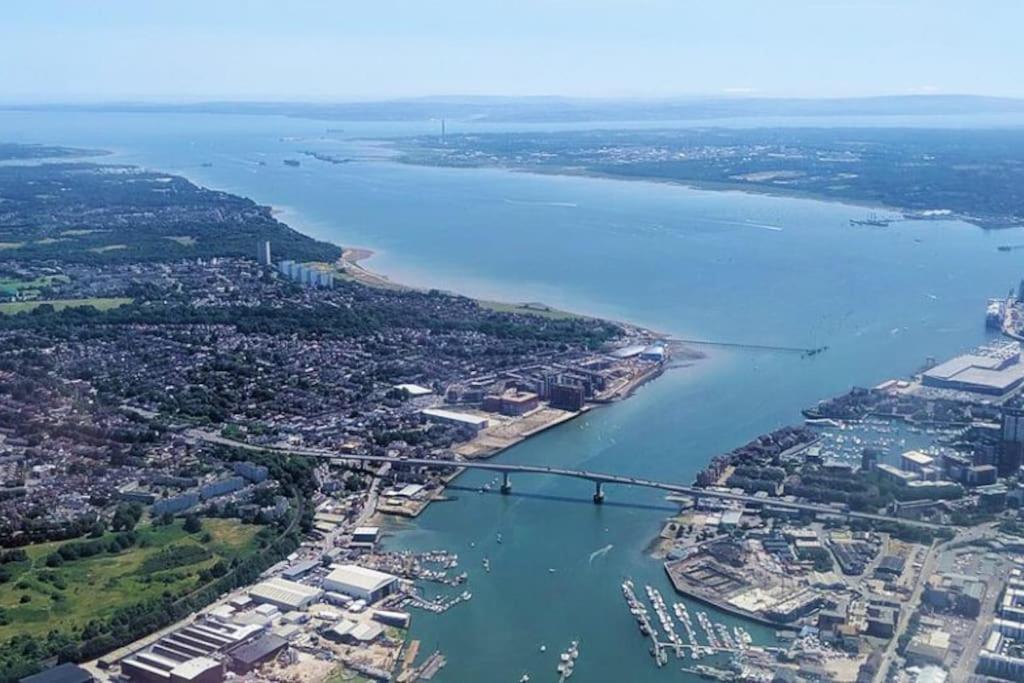 Welcome 4 Business Or Pleasure! Super Central Southampton 'City Vibes' # Stylish Apartment With Outside Space! 1-4 Guests Book Your City Break Or Pre-Cruise Stay! Close To Mayflower Theatre, Universities, Cruise Terminals, Hospitals & Shops! Екстер'єр фото