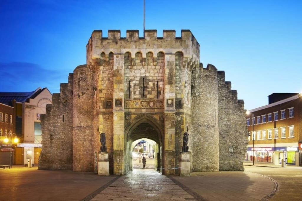 Welcome 4 Business Or Pleasure! Super Central Southampton 'City Vibes' # Stylish Apartment With Outside Space! 1-4 Guests Book Your City Break Or Pre-Cruise Stay! Close To Mayflower Theatre, Universities, Cruise Terminals, Hospitals & Shops! Екстер'єр фото