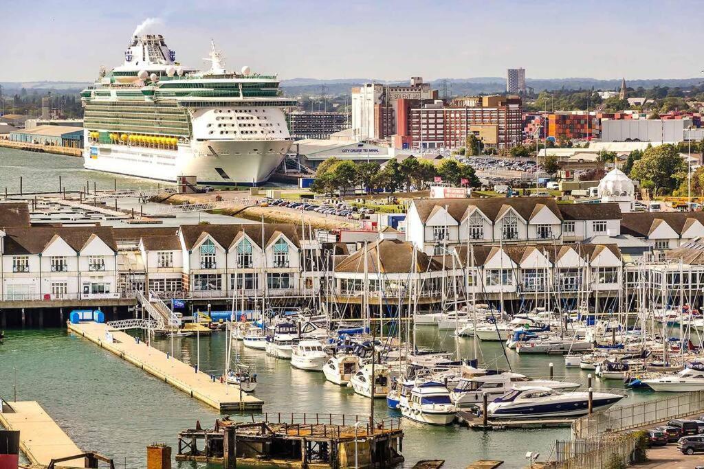 Welcome 4 Business Or Pleasure! Super Central Southampton 'City Vibes' # Stylish Apartment With Outside Space! 1-4 Guests Book Your City Break Or Pre-Cruise Stay! Close To Mayflower Theatre, Universities, Cruise Terminals, Hospitals & Shops! Екстер'єр фото