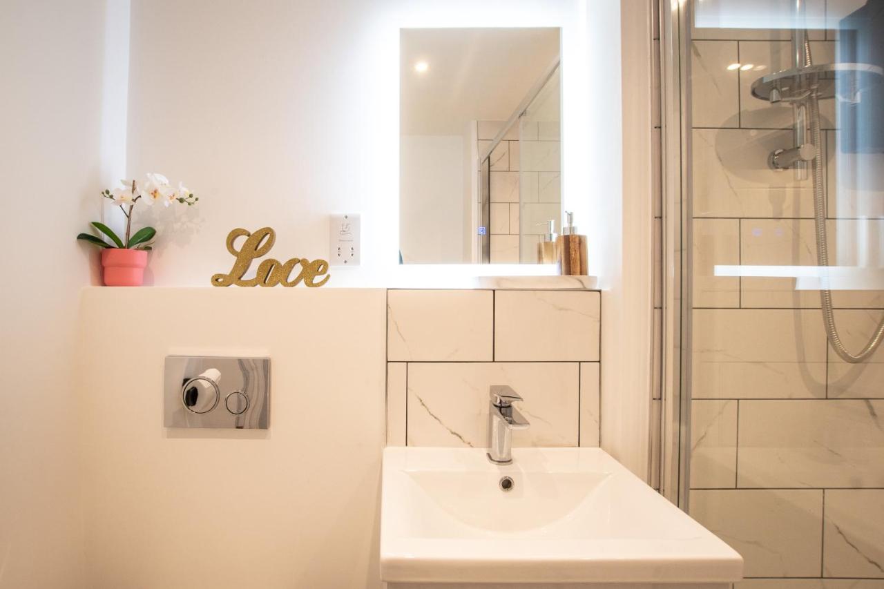 Welcome 4 Business Or Pleasure! Super Central Southampton 'City Vibes' # Stylish Apartment With Outside Space! 1-4 Guests Book Your City Break Or Pre-Cruise Stay! Close To Mayflower Theatre, Universities, Cruise Terminals, Hospitals & Shops! Екстер'єр фото
