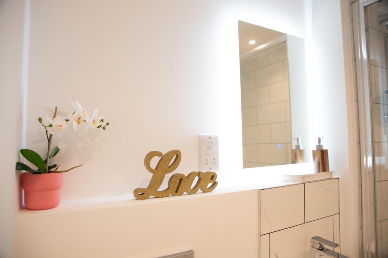 Welcome 4 Business Or Pleasure! Super Central Southampton 'City Vibes' # Stylish Apartment With Outside Space! 1-4 Guests Book Your City Break Or Pre-Cruise Stay! Close To Mayflower Theatre, Universities, Cruise Terminals, Hospitals & Shops! Екстер'єр фото