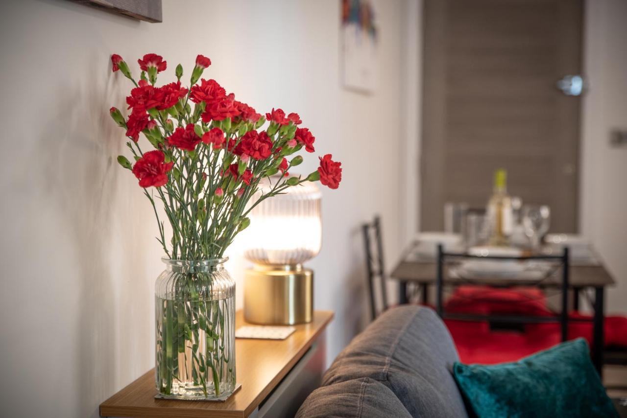 Welcome 4 Business Or Pleasure! Super Central Southampton 'City Vibes' # Stylish Apartment With Outside Space! 1-4 Guests Book Your City Break Or Pre-Cruise Stay! Close To Mayflower Theatre, Universities, Cruise Terminals, Hospitals & Shops! Екстер'єр фото